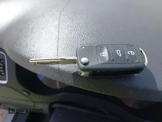 2014 Volkswagen Jetta SE z VIN 3VWD17AJ8EM285174, wystawiony jako IAAI lot #42359764 z przebiegiem 122 296 mil mil oraz . Historia ofert i sprzedaży dostępna na DreamBid. Obrazek 11.