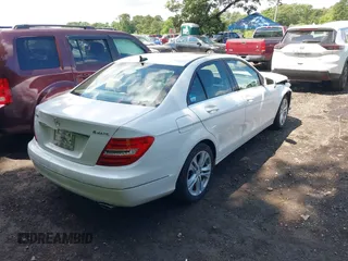 2013 Mercedes-Benz C 300 Sport z VIN WDDGF8ABXDA842362, wystawiony jako IAAI lot #42686987 z przebiegiem 84 145 mil mil oraz . Historia ofert i sprzedaży dostępna na DreamBid. Obrazek 4.