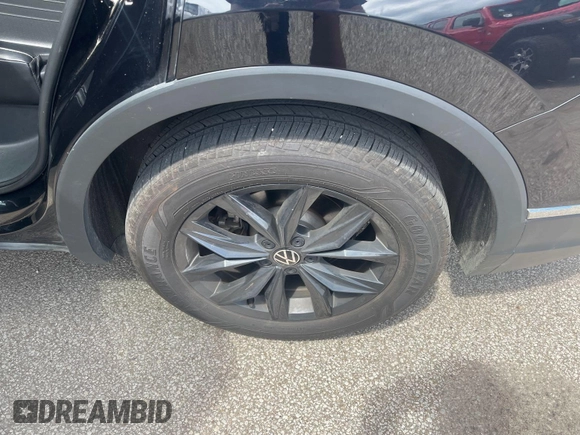 2024 Volkswagen Tiguan SE with VIN 3VV3B7AX6RM075535, listed as a IAAI auction lot 42845052 with 20,867 mi miles and . Bid and sale history available at DreamBid. Image 13.
