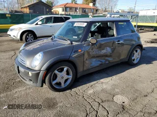 2006 MINI Hardtop z VIN WMWRC33546TK63782, wystawiony jako Copart lot #53545835 z przebiegiem 178 381 mil mil oraz Szkoda całkowita • Salvage title. Historia ofert i sprzedaży dostępna na DreamBid. Obrazek 1.