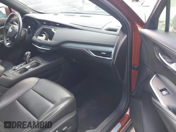 2019 Cadillac XT4 FWD Premium Luxury z VIN 1GYFZCR41KF183507, wystawiony jako IAAI lot #41987176 z przebiegiem 64 803 mil mil oraz . Historia ofert i sprzedaży dostępna na DreamBid. Obrazek 5.