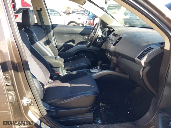 2013 Mitsubishi Outlander SE with VIN JA4JT3AW5DU020110, listed as a IAAI auction lot 41738969 with 125,246 mi miles. Bid and sale history available at carsss.com. Image 5.