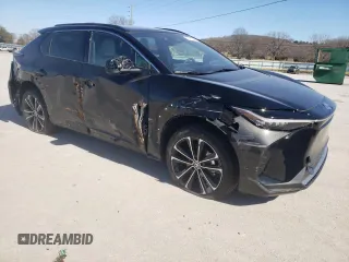 2023 Toyota bZ4X XLE z VIN JTMABACA8PA040260, wystawiony jako Copart lot #42473684 z przebiegiem 5 884 mil mil oraz . Historia ofert i sprzedaży dostępna na DreamBid. Obrazek 4.