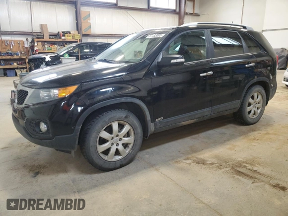 2012 Kia Sorento LX z VIN 5XYKTCA62CG209291, wystawiony jako Copart lot #57133005 z przebiegiem 423 888 mil mil oraz Czysty tytuł • Clean title. Historia ofert i sprzedaży dostępna na DreamBid. Obrazek 1.