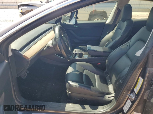 2018 Tesla Model 3 Long Range Battery z VIN 5YJ3E1EB4JF116531, wystawiony jako Copart lot #55609755 z przebiegiem 63 695 mil mil oraz Szkody całkowita. Historia ofert i sprzedaży dostępna na DreamBid. Obrazek 7.