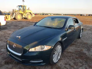 2015 Jaguar XJ Portfolio z VIN SAJWA2GZ3F8V85384, wystawiony jako IAAI lot #40605684 z przebiegiem Nie podano mil oraz . Historia ofert i sprzedaży dostępna na DreamBid. Obrazek 2.