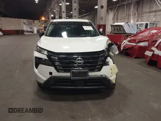 2024 Nissan Rogue S z VIN 5N1BT3AB2RC732834, wystawiony jako IAAI lot #42362033 z przebiegiem 6 642 mil mil oraz . Historia ofert i sprzedaży dostępna na DreamBid. Obrazek 13.