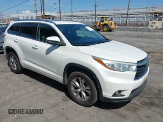 2015 Toyota Highlander XLE z VIN 5TDKKRFH0FS039276, wystawiony jako IAAI lot #42074123 z przebiegiem 157 322 mil mil oraz . Historia ofert i sprzedaży dostępna na DreamBid. Obrazek 1.