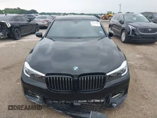 2017 BMW 7 Series 740i z VIN WBA7E2C36HG741092, wystawiony jako IAAI lot #42029625 z przebiegiem 60 389 mil mil oraz . Historia ofert i sprzedaży dostępna na DreamBid. Obrazek 12.