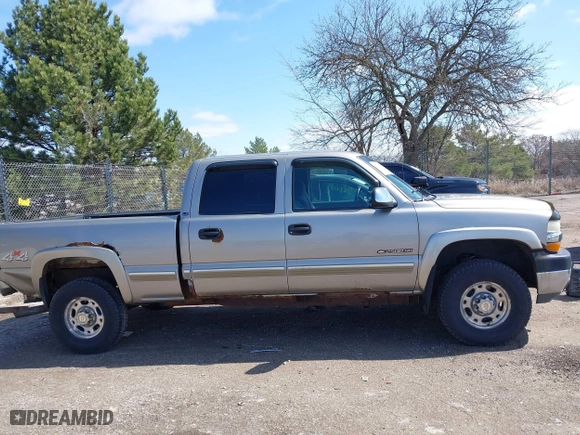 2002 Chevrolet Silverado 2500HD LS with VIN 1GCHK23U82F237150, listed as a IAAI auction lot 41918083 with 173,724 mi miles. Bid and sale history available at carsss.com. Image 13.
