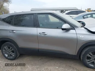 2021 Kia Seltos LX z VIN KNDEPCAA8M7104890, wystawiony jako IAAI lot #42059596 z przebiegiem 44 587 mil mil oraz . Historia ofert i sprzedaży dostępna na DreamBid. Obrazek 13.