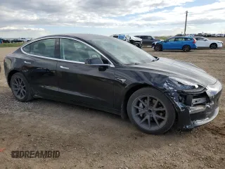 2019 Tesla Model 3 Mid Range z VIN 5YJ3E1EA7KF420025, wystawiony jako Copart lot #56149015 z przebiegiem 253 771 mil mil oraz Szkoda całkowita • Salvage title. Historia ofert i sprzedaży dostępna na DreamBid. Obrazek 4.