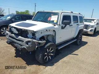 2008 Hummer H3 Luxury z VIN 5GTEN13E188190871, wystawiony jako IAAI lot #42019048 z przebiegiem 221 420 mil mil oraz . Historia ofert i sprzedaży dostępna na DreamBid. Obrazek 2.