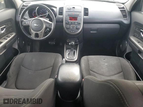 2013 Kia Soul + z VIN KNDJT2A61D7590104, wystawiony jako Copart lot #54177485 z przebiegiem 300 317 mil mil oraz Szkoda całkowita • Salvage title. Historia ofert i sprzedaży dostępna na DreamBid. Obrazek 8.
