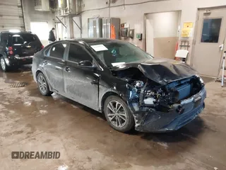 2023 Kia Forte LXS z VIN 3KPF24AD2PE685181, wystawiony jako IAAI lot #41639971 z przebiegiem 22 751 mil mil oraz . Historia ofert i sprzedaży dostępna na DreamBid. Obrazek 1.