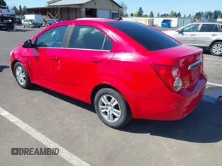 2014 Chevrolet Sonic LT z VIN 1G1JC5SHXE4203739, wystawiony jako IAAI lot #42030758 z przebiegiem 112 438 mil mil oraz . Historia ofert i sprzedaży dostępna na DreamBid. Obrazek 3.
