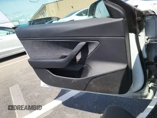 2020 Tesla Model 3 Long Range z VIN 5YJ3E1EB3LF646315, wystawiony jako IAAI lot #42398524 z przebiegiem 51 652 mil mil oraz . Historia ofert i sprzedaży dostępna na DreamBid. Obrazek 14.