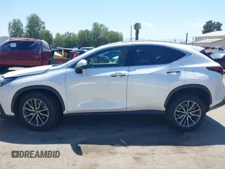 2025 Lexus NX 250 Premium z VIN JTJGDCAZ6S5024713, wystawiony jako IAAI lot #42020261 z przebiegiem 5833 mil mil oraz . Historia ofert i sprzedaży dostępna na DreamBid. Obrazek 14.