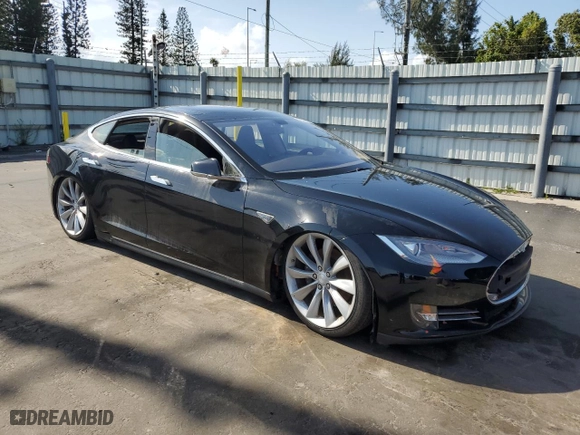 2013 Tesla Model S Performance with VIN 5YJSA1CP2DFP06592, listed as a Copart auction lot 52187385 with 39,647 mi miles and Clean Title. Bid and sale history available at carsss.com. Image 4.