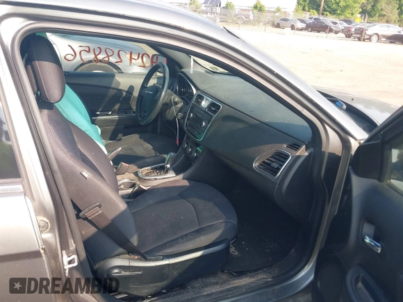 2013 Chrysler 200 LX z VIN 1C3CCBAG5DN724419, wystawiony jako IAAI lot #42428856 z przebiegiem 185 190 mil mil oraz . Historia ofert i sprzedaży dostępna na DreamBid. Obrazek 5.