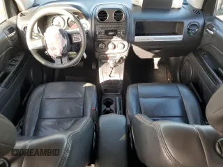 2017 Jeep Compass Sport z VIN 1C4NJCBA3HD147413, wystawiony jako Copart lot #52824965 z przebiegiem 100 072 mil mil oraz Szkoda całkowita • Salvage title. Historia ofert i sprzedaży dostępna na DreamBid. Obrazek 8.