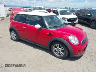 2011 MINI Hardtop z VIN WMWSU3C58BT182728, wystawiony jako IAAI lot #42393337 z przebiegiem 142 386 mil mil oraz . Historia ofert i sprzedaży dostępna na DreamBid. Obrazek 1.