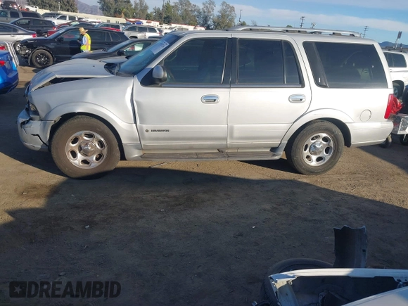 2000 Lincoln Navigator z VIN 5LMEU27A2YLJ32507, wystawiony jako IAAI lot #40752754 z przebiegiem Nie podano mil oraz . Historia ofert i sprzedaży dostępna na DreamBid. Obrazek 13.