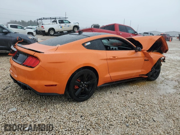 2021 Ford Mustang GT z VIN 1FA6P8CF9M5101492, wystawiony jako Copart lot #45208895 z przebiegiem Nie podano mil oraz Szkody całkowita. Historia ofert i sprzedaży dostępna na DreamBid. Obrazek 3.
