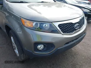 2013 Kia Sorento EX z VIN 5XYKUDA65DG413913, wystawiony jako IAAI lot #42256920 z przebiegiem 115 829 mil mil oraz . Historia ofert i sprzedaży dostępna na DreamBid. Obrazek 6.