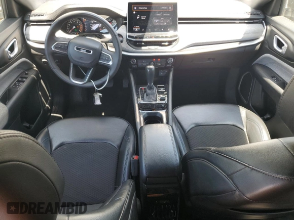 2023 Jeep Compass Latitude z VIN 3C4NJDBN3PT553371, wystawiony jako Copart lot #61468985 z przebiegiem 46 965 mil mil oraz Czysty tytuł • Clean title. Historia ofert i sprzedaży dostępna na DreamBid. Obrazek 8.