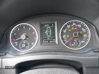2017 Volkswagen Tiguan S z VIN WVGAV7AX8HK019708, wystawiony jako IAAI lot #42208963 z przebiegiem 95 374 mil mil oraz . Historia ofert i sprzedaży dostępna na DreamBid. Obrazek 7.