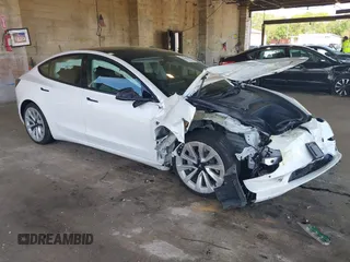 2022 Tesla Model 3 Long Range z VIN 5YJ3E1EB1NF192570, wystawiony jako IAAI lot #42230750 z przebiegiem 63 462 mil mil oraz . Historia ofert i sprzedaży dostępna na DreamBid. Obrazek 1.