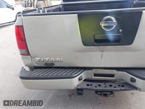 2008 Nissan Titan XE z VIN 1N6BA06A48N358946, wystawiony jako IAAI lot #42456610 z przebiegiem 217 552 mil mil oraz . Historia ofert i sprzedaży dostępna na DreamBid. Obrazek 12.