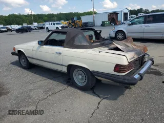 1983 Mercedes-Benz 380 SL z VIN WDBBA45A3DB027653, wystawiony jako Copart lot #58926515 z przebiegiem 115 854 mil mil oraz Szkoda całkowita • Salvage title. Historia ofert i sprzedaży dostępna na DreamBid. Obrazek 2.