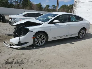 2015 Chrysler 200 S z VIN 1C3CCCBG3FN736267, wystawiony jako Copart lot #50762565 z przebiegiem 61 511 mil mil oraz Szkody całkowita. Historia ofert i sprzedaży dostępna na DreamBid. Obrazek 1.