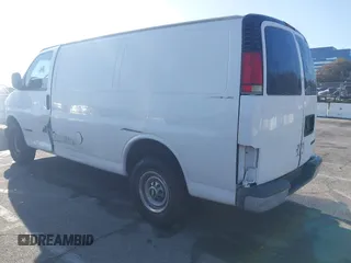 1998 Chevrolet Chevy Van z VIN 1GCGG25R5W1000785, wystawiony jako IAAI lot #41797093 z przebiegiem 156 517 mil mil oraz . Historia ofert i sprzedaży dostępna na DreamBid. Obrazek 3.