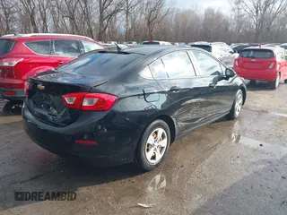 2017 Chevrolet Cruze LS z VIN 1G1BC5SM4H7270096, wystawiony jako IAAI lot #41237531 z przebiegiem 103 318 mil mil oraz . Historia ofert i sprzedaży dostępna na DreamBid. Obrazek 4.