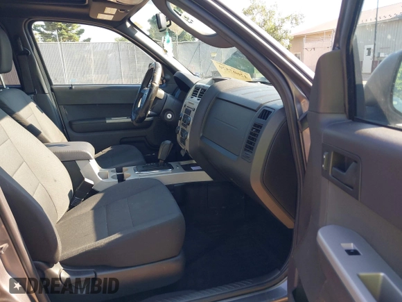 2012 Ford Escape XLT z VIN 1FMCU9DG7CKB28270, wystawiony jako IAAI lot #42607520 z przebiegiem 129 758 mil mil oraz . Historia ofert i sprzedaży dostępna na DreamBid. Obrazek 5.