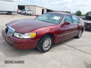 2002 Lincoln Town Car Cartier z VIN 1LNHM83W52Y626407, wystawiony jako IAAI lot #37616886 z przebiegiem 100 272 mil mil oraz . Historia ofert i sprzedaży dostępna na DreamBid. Obrazek 2.
