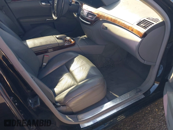 2007 Mercedes-Benz S 550 z VIN WDDNG71X97A055370, wystawiony jako IAAI lot #41163602 z przebiegiem 186 797 mil mil oraz . Historia ofert i sprzedaży dostępna na DreamBid. Obrazek 5.