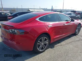 2014 Tesla Model S 60 z VIN 5YJSA1H16EFP42727, wystawiony jako IAAI lot #42544475 z przebiegiem 166 877 mil mil oraz . Historia ofert i sprzedaży dostępna na DreamBid. Obrazek 4.