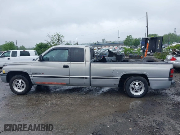 1999 Dodge 1500 z VIN 1B7HC13Z2XJ568376, wystawiony jako IAAI lot #42208937 z przebiegiem 232 834 mil mil oraz . Historia ofert i sprzedaży dostępna na DreamBid. Obrazek 15.
