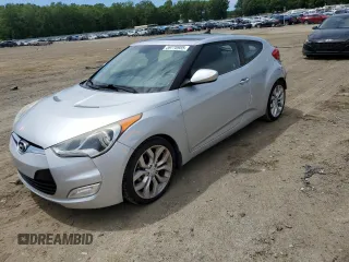 2013 Hyundai Veloster w/Gray Int z VIN KMHTC6AD3DU135296, wystawiony jako Copart lot #59778985 z przebiegiem 125 134 mil mil oraz Czysty tytuł • Clean title. Historia ofert i sprzedaży dostępna na DreamBid. Obrazek 1.