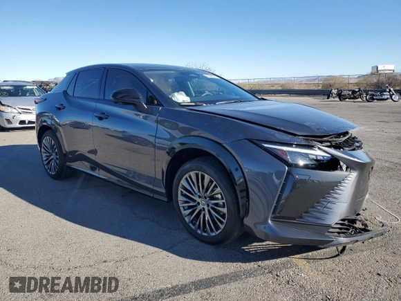 2024 Lexus RZ 300e Premium z VIN JTJABABB4RA005239, wystawiony jako Copart lot #79508374 z przebiegiem 4177 mil mil oraz Szkody całkowita. Historia ofert i sprzedaży dostępna na DreamBid. Obrazek 4.