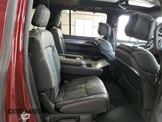 2022 Jeep Grand Wagoneer Series III z VIN 1C4SJVGP3NS113264, wystawiony jako Copart lot #84120074 z przebiegiem Nie podano mil oraz Szkoda całkowita • Salvage title. Historia ofert i sprzedaży dostępna na DreamBid. Obrazek 11.