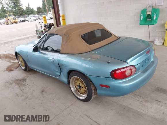 2001 Mazda MX-5 Miata z VIN JM1NB353510200779, wystawiony jako IAAI lot #42479005 z przebiegiem 157 269 mil mil oraz . Historia ofert i sprzedaży dostępna na DreamBid. Obrazek 3.