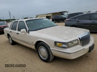 1996 Lincoln Town Car Cartier z VIN 1LNLM83W8TY734774, wystawiony jako Copart lot #52219725 z przebiegiem 128 444 mil mil oraz Tytuł czysty. Historia ofert i sprzedaży dostępna na DreamBid. Obrazek 4.