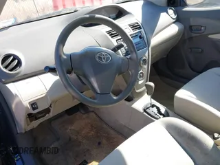 2009 Toyota Yaris z VIN JTDBT903291338232, wystawiony jako IAAI lot #41699916 z przebiegiem Nie podano mil oraz . Historia ofert i sprzedaży dostępna na DreamBid. Obrazek 12.