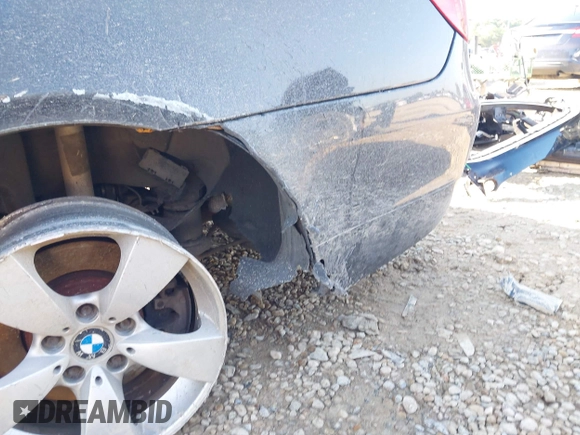 2004 BMW 5 Series 530i z VIN WBANA73514B066454, wystawiony jako IAAI lot #42640110 z przebiegiem 269 996 mil mil oraz . Historia ofert i sprzedaży dostępna na DreamBid. Obrazek 13.