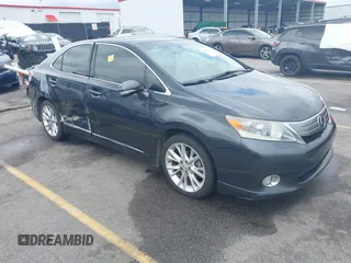 2010 Lexus HS 250h z VIN JTHBB1BA1A2026447, wystawiony jako IAAI lot #42428036 z przebiegiem 179 749 mil mil oraz . Historia ofert i sprzedaży dostępna na DreamBid. Obrazek 1.